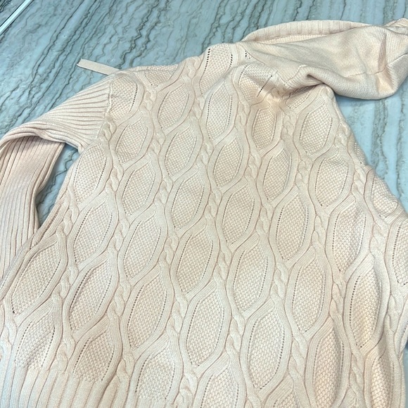 New never worn hooded sweater with venting on sides - Picture 4 of 5